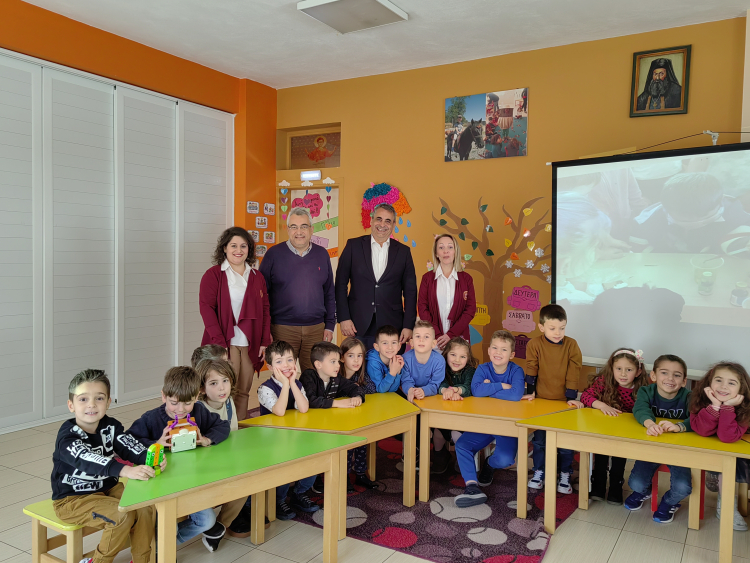 Σε ερωτήσεις παιδιών του Νηπιαγωγείου της Μητρόπολης Μαντινείας και Κυνουρίας απάντησε ο Κώστας Τζιούμης - ΝΕΑ