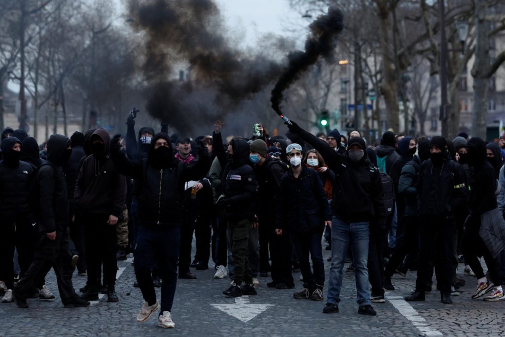 Γαλλία: Σε 10η μέρα κινητοποιήσεων καλούν τα συνδικάτα - Ανυποχώρητος ο Μακρόν - ΝΕΑ