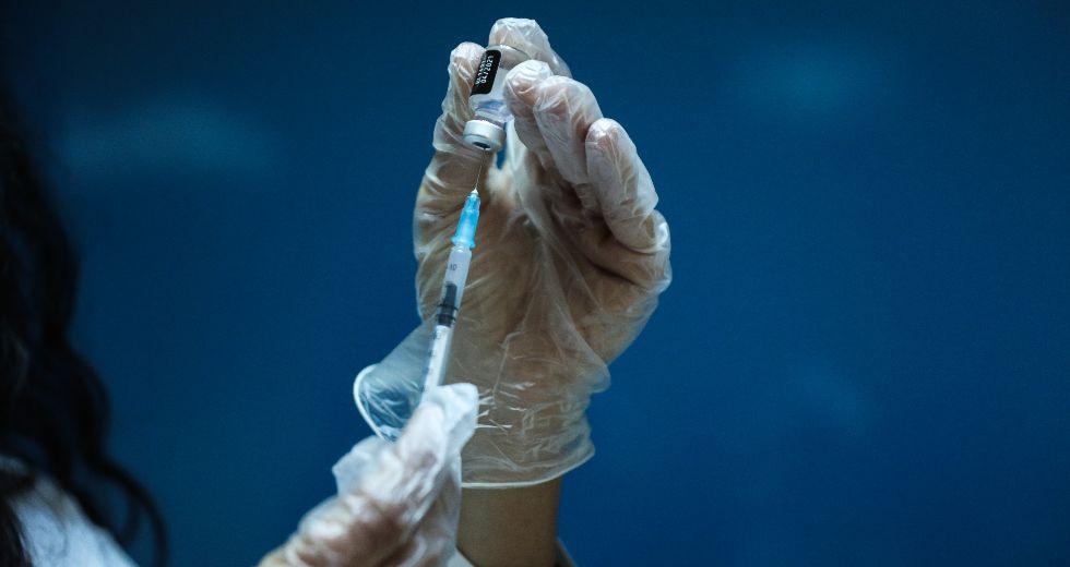 Κορονοϊός: Εγκρίθηκε το νέο εμβόλιο της Pfizer - «Η Covid-19 θα κυκλοφορεί παράλληλα με τη γρίπη» - ΥΓΕΙΑ