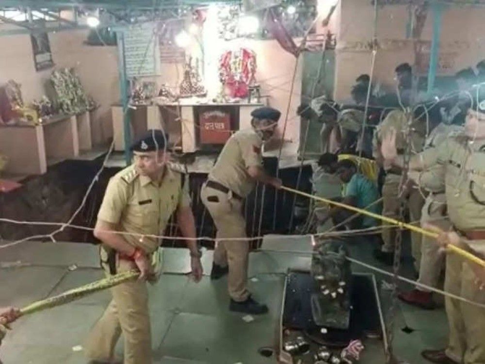 Ινδία: Κατέρρευσε το πάτωμα ναού - Νεκροί τουλάχιστον 13 πιστοί - ΝΕΑ