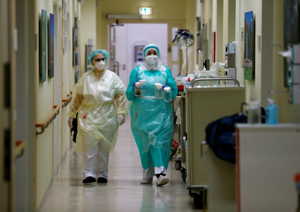 Κορονοϊός: Δεν αλλάζει τίποτα στα μέτρα στα νοσοκομεία - Τι συζήτησε η Επιτροπή - ΝΕΑ