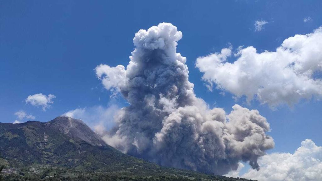 Ινδονησία - βίντεο: Εξερράγη το ηφαίστειο Μεράπι - Αυστηρή προειδοποίηση στους κατοίκους - ΝΕΑ
