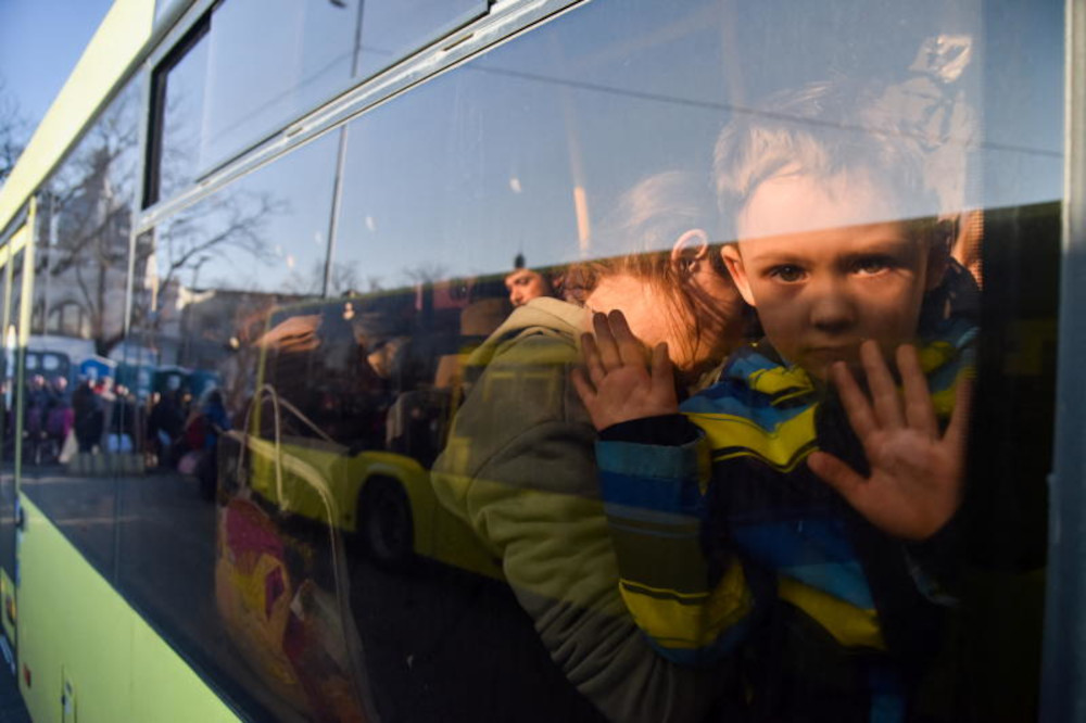 Συγκίνηση στην Ουκρανία: 17 παιδιά που απήγαγαν οι Ρώσοι επέστρεψαν στους γονείς τους στο Κίεβο - ΝΕΑ