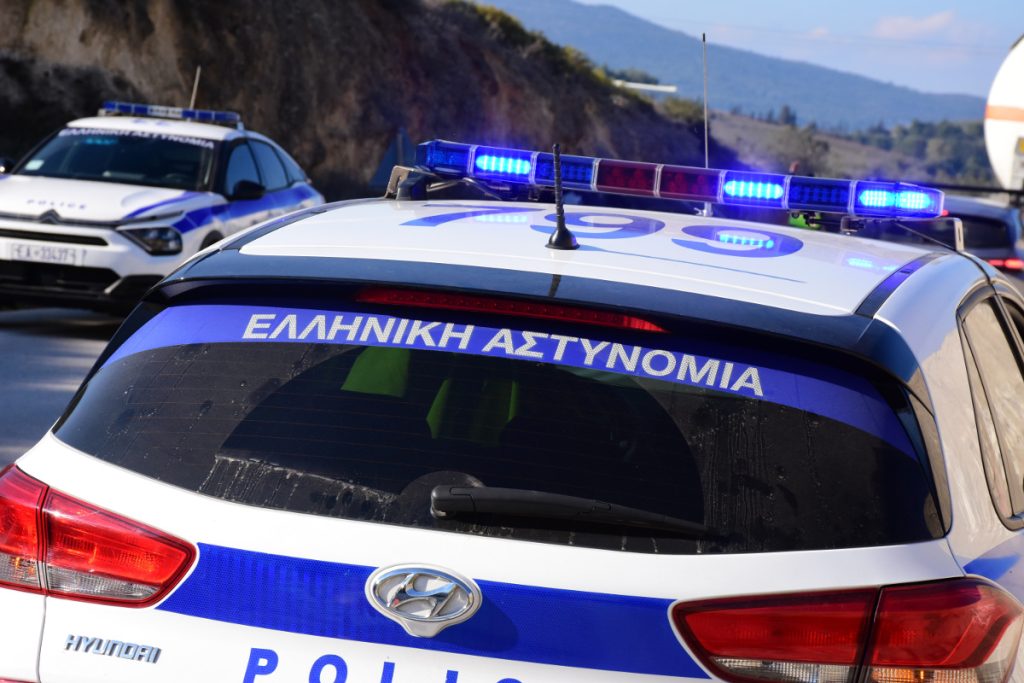 Θεσσαλονίκη: Γυναίκα απειλεί να πέσει από ταράτσα πολυκατοικίας - ΝΕΑ