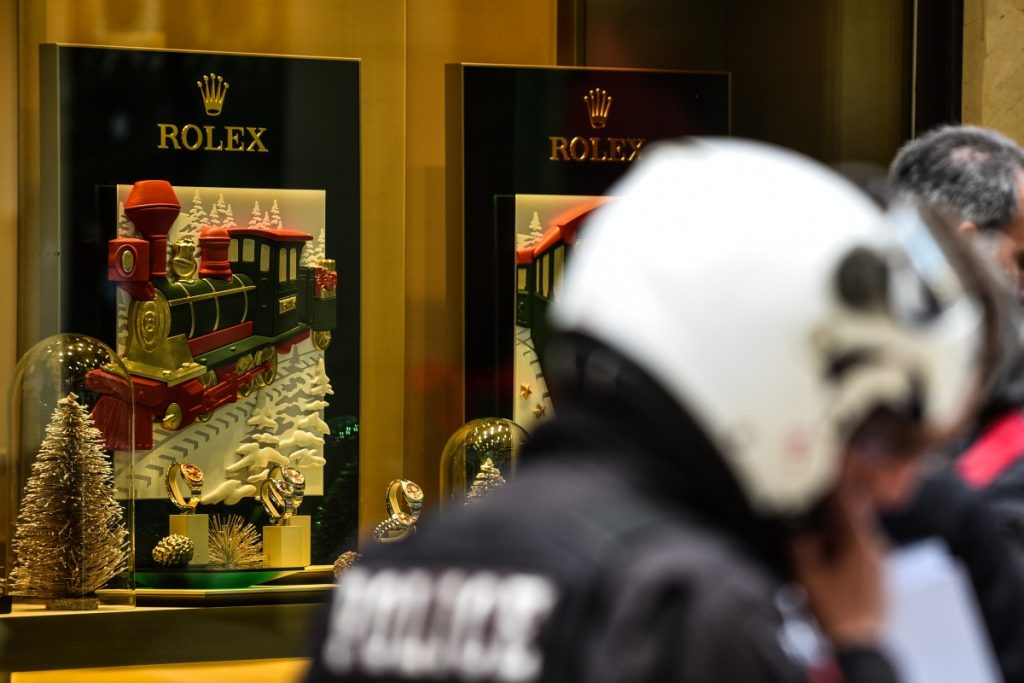 Ληστεία στη Rolex στο κέντρο της Αθήνας: Δύο συλλήψεις από την ΕΛ.ΑΣ. - Πώς δρούσαν οι «ροζ πάνθηρες» - ΝΕΑ