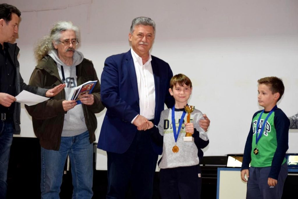ο Δήμαρχος Κορινθίων Βασίλης Νανόπουλος Βράβευσε τα παιδιά που διακρίθηκαν στο Περιφερειακό Πρωτάθλημα Σκάκι - ΝΕΑ