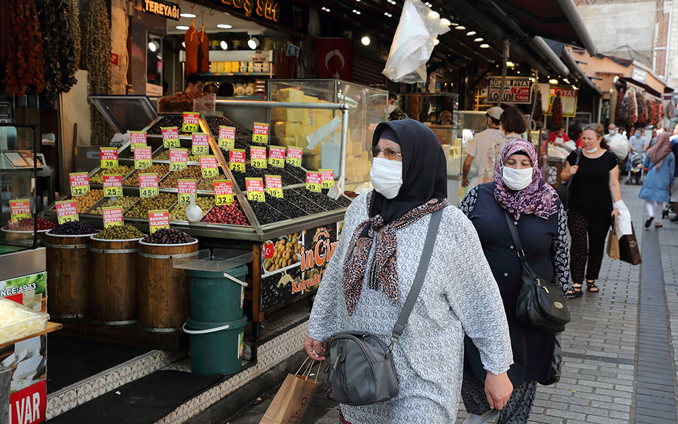FILE PHOTO: People shop at the Spice Market also known as the Egyptian Bazaar as the outbreak of the coronavirus disease (COVID-19) continues, in Istanbul, Turkey September 9, 2020. REUTERS/Murad Sezer/File Photo