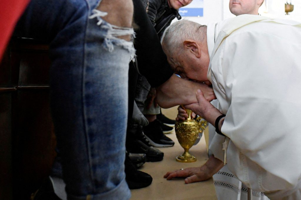 Πάπας Φραγκίσκος: Έπλυνε τα πόδια 12 ανήλικων κρατουμένων στην τελετή του Ιερού Νιπτήρος - ΝΕΑ
