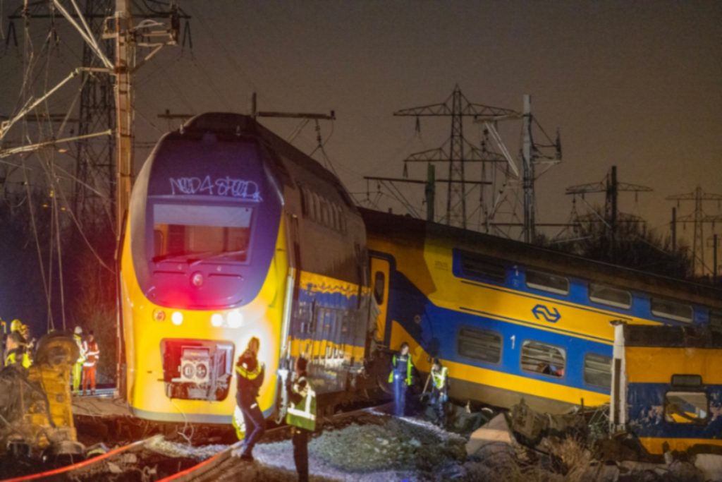 Συναγερμός στην Ολλανδία: Ένας νεκρός και δεκάδες πολύ «σοβαρά τραυματίες» από σύγκρουση τρένων - Οι πρώτες εικόνες - ΝΕΑ