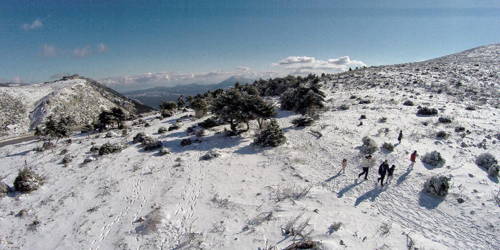 Καιρός: Χιονίζει στην Πάρνηθα - Πώς θα κυλήσει η Μεγάλη Τρίτη - ΝΕΑ