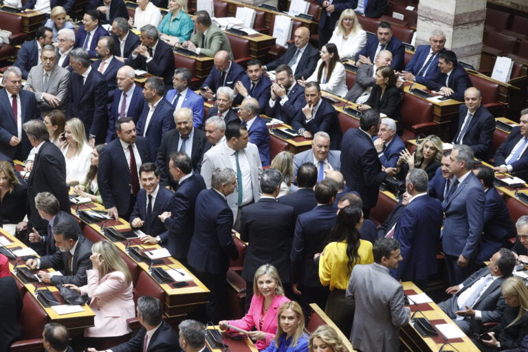 Ορκωμοσία της νέας αλλά σύντομης σε διάρκεια, Βουλής των Ελλήνων της ΙΘ' Προεδρευομένης Κοινοβουλευτικής Περιόδου που προέκυψε από τις εθνικές εκλογές της 21ης Μαΐου, παρουσία της Προέδρου της Δημοκρατίας Κατερίνας Σακελλαροπούλου και του υπηρεσιακού Πρωθυπουργού Ιωάννη Σαρμά, Κυριακή 28 Μαΐου 2023. 
(ΓΙΩΡΓΟΣ ΚΟΝΤΑΡΙΝΗΣ/EUROKINISSI)