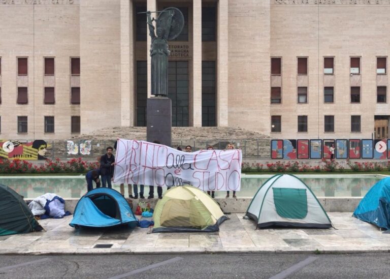 Ιταλία: Οι φοιτητές κατασκηνώνουν έξω από τα Πανεπιστήμια λόγω των ακριβών ενοικίων - ΝΕΑ