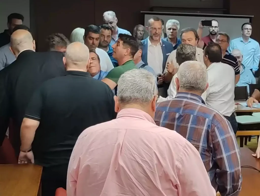 Εικόνες ντροπής στην Κόρινθο: Πρώην δήμαρχος πιάστηκε στα χέρια με πολίτες στο δημοτικό συμβούλιο [βίντεο] - ΝΕΑ