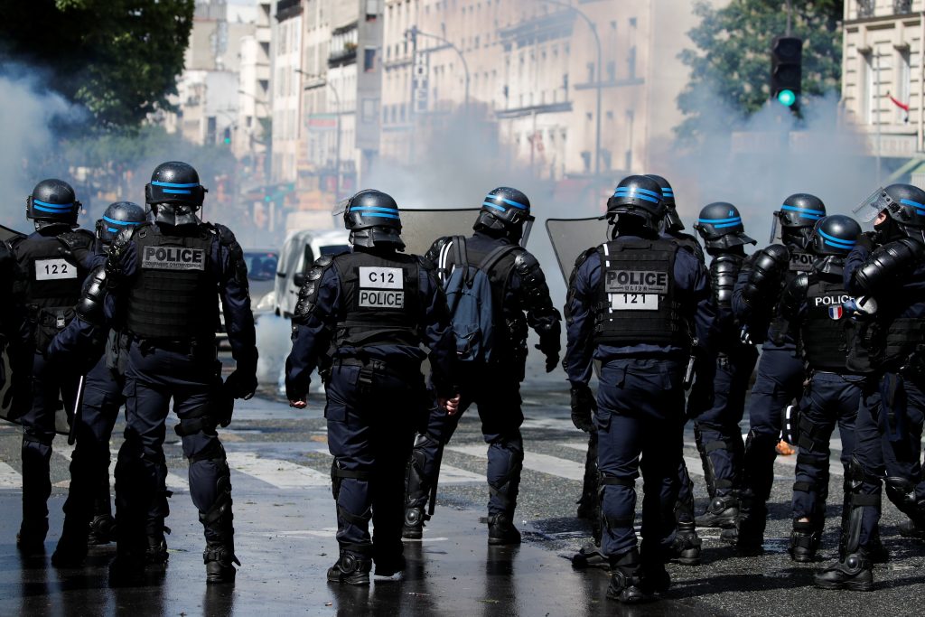 Παρίσι: 40.000 αστυνομικοί στους δρόμους - Φόβοι για μεγαλύτερα επεισόδια - ΝΕΑ