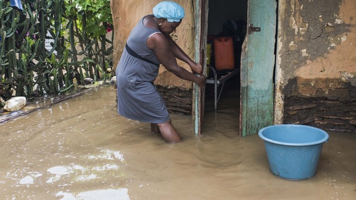 Τουλάχιστον 42 νεκροί και χιλιάδες εκτοπισμένοι από τις πλημμύρες στην Αϊτή - ΝΕΑ