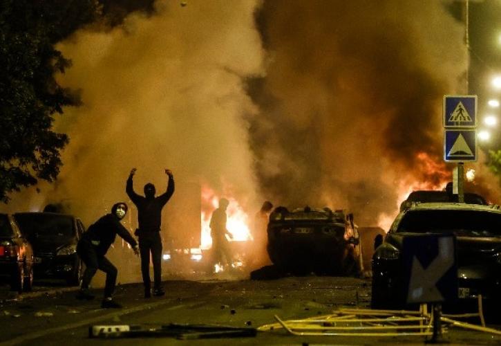 Γαλλία: «Μαζευτείτε έξω από τα δημαρχεία», λένε οι δήμαρχοι - Υποχωρεί η βία - ΝΕΑ