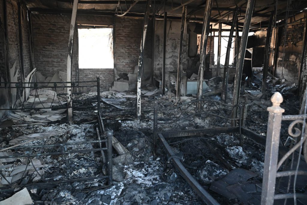 Φωτιά: Καμένα σπίτια και οικολογική καταστροφή στη Σαρωνίδα – Αποκαρδιωτικές εικόνες - ΕΛΛΑΔΑ