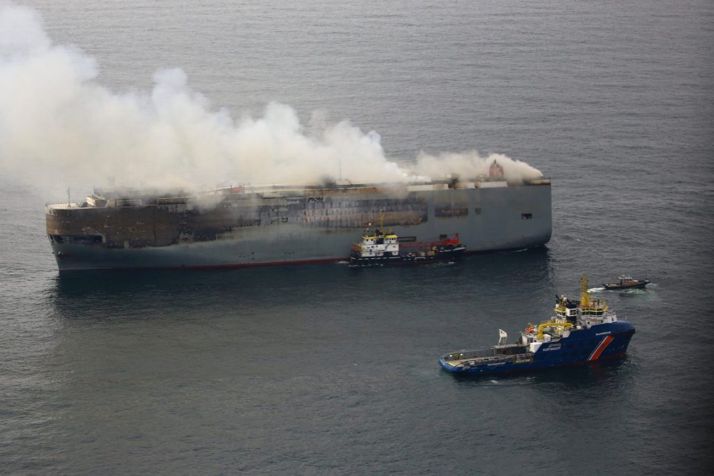 Ολλανδία: Ακόμα καίει η φωτιά στο πλοίο που μετέφερε 4.000 αυτοκίνητα - Η τιτάνια προσπάθεια ρυμούλκησής του - ΔΙΕΘΝΗ