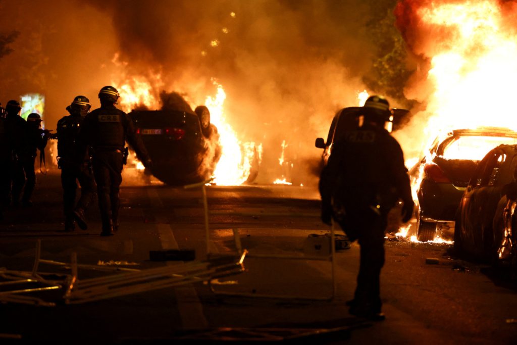 Πέντε 24ωρα χάους στην Γαλλία - Αγανάκτηση και ταραχές στη χώρα - ΝΕΑ