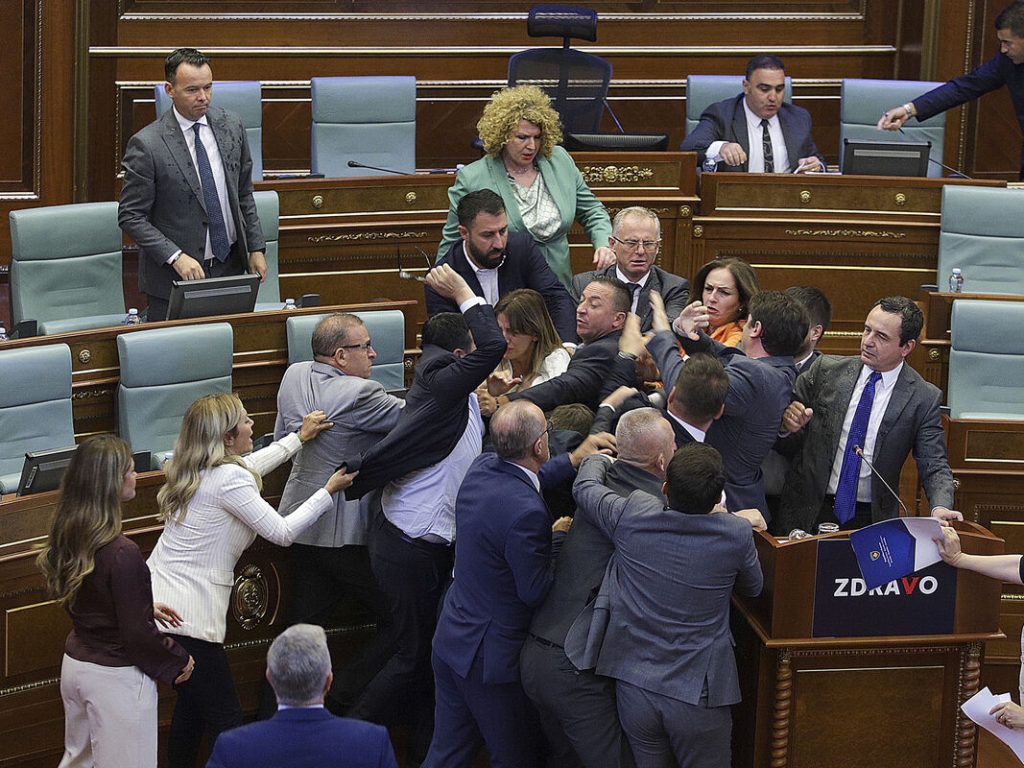 Κόσοβο: Μπουγέλο και «ξύλο» στη Βουλή - Στα χέρια πιάστηκαν οι βουλευτές [βίντεο] - ΝΕΑ