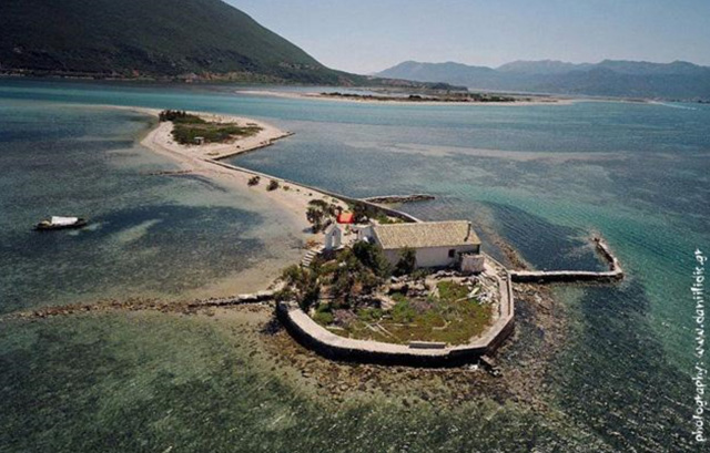 Λευκάδα - Άγιος Νικόλαος: Το «νησάκι του Σικελιανού» βυθίζεται - Η μανία της φύσης το έκοψε στα δύο - ΕΛΛΑΔΑ