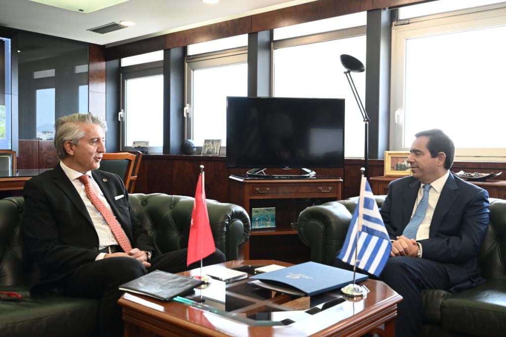 Συνάντηση Μηταράκη με τον Τούρκο πρέσβη: «Προσβλέπουμε στην καλή συνεργασία των δυο χωρών που έχουν νέες κυβερνήσεις» - ΝΕΑ