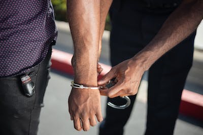 Σοκ με άγριο ξυλοδαρμό 15χρονου στην Γλυφάδα - Συνελήφθη ένας 17χρονος με τον πατέρα του - ΝΕΑ