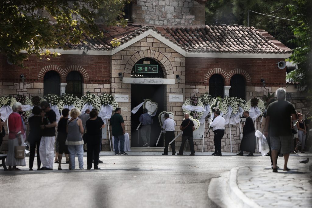 Οδυσσέας Σταμούλης: Ανείπωτη θλίψη στην κηδεία του γιου του [Εικόνες] - ΕΛΛΑΔΑ