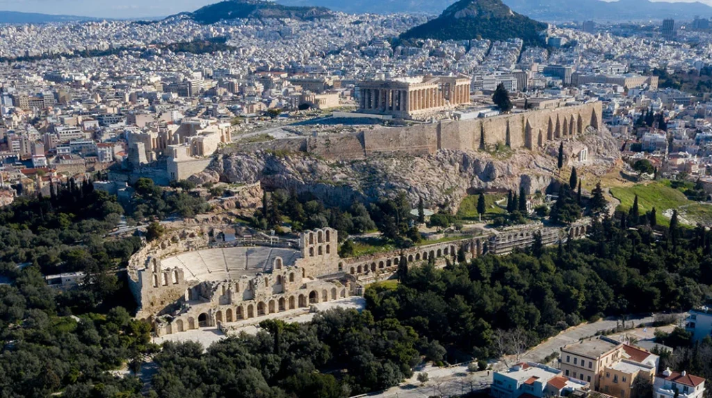 L’ Echo: Οι τουρίστες στοιχηματίζουν στην Ελλάδα - Ανθεκτική σαν Λερναία Ύδρα η ελληνική οικονομία - ΝΕΑ