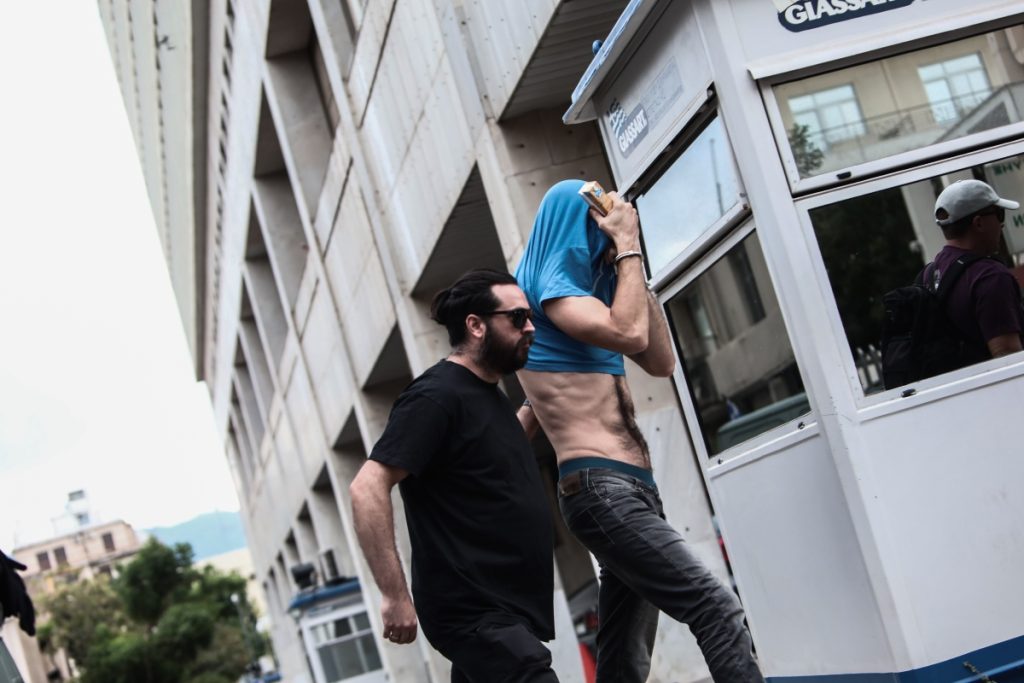 Νέα Φιλαδέλφεια: Παραδόθηκε Κροάτης χούλιγκαν στις Ελληνικές Αρχές μετά τα επεισόδια - ΕΛΛΑΔΑ