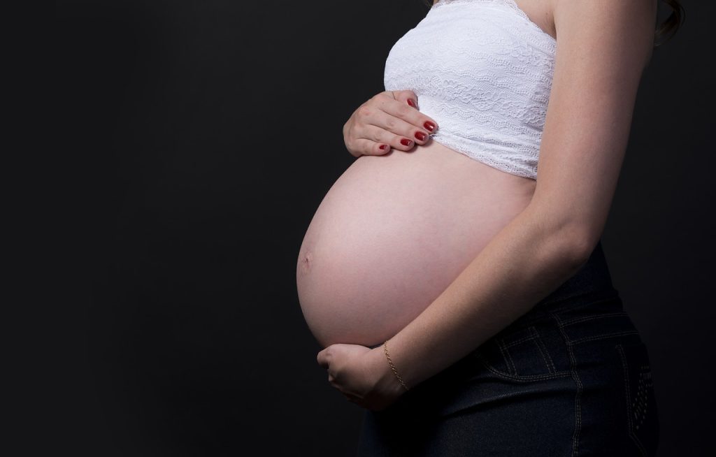 Ήταν έγκυος και γέννησε κάτω υπό άκρα μυστικότητα - Έφερε στον κόσμο το πρώτο της παιδί - LIFESTYLE