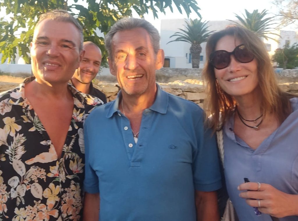 Ο Νικολά Σαρκοζί και η Κάρλα Μπρούνι κάνουν διακοπές αλά...ελληνικά στην Φολέγανδρο [Εικόνες] - LIFESTYLE