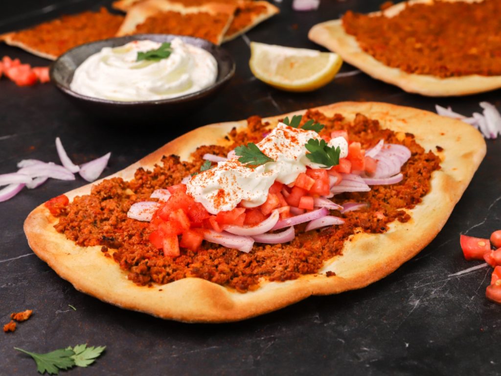 Λαχματζούν: H πικάντικη πίτσα της ανατολής - ΕΛΛΑΔΑ