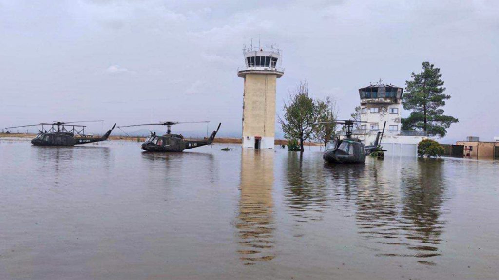 Κακοκαιρία Daniel: Μέσα στα νερά ελικόπτερα Χιούι – «Είναι ανενεργά» λέει το ΓΕΣ - ΕΛΛΑΔΑ