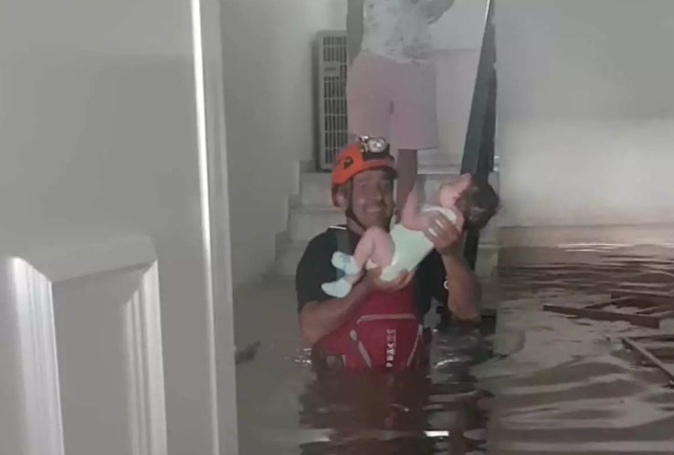 Κακοκαιρία Daniel: Συγκλονιστική διάσωση μωρού από πλημμυρισμένο σπίτι - Ξέσπασε σε κλάματα η μητέρα του - ΕΛΛΑΔΑ