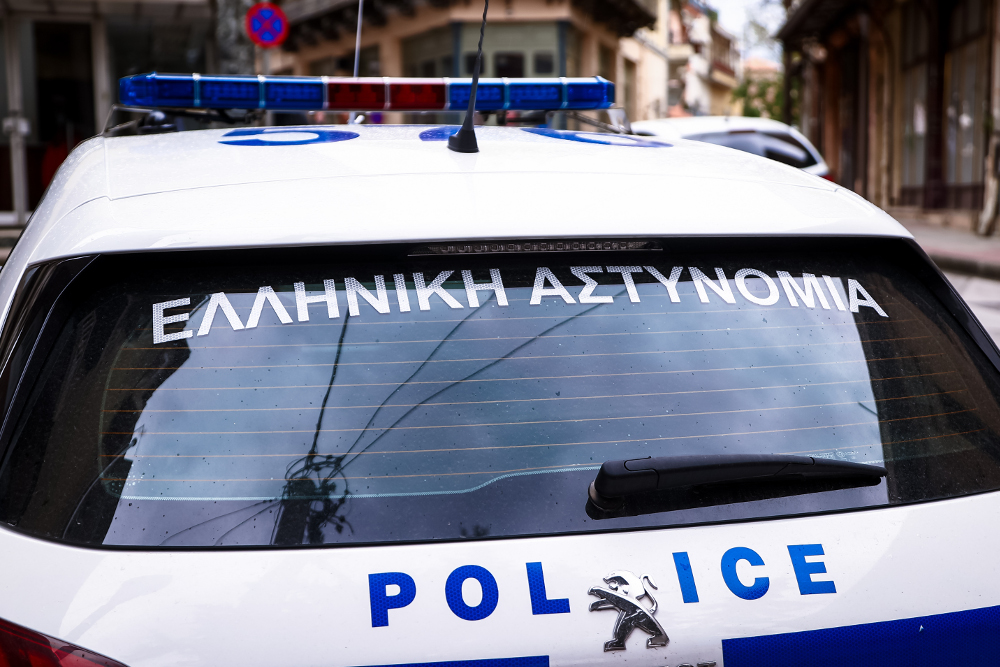 Κρήτη: Σε εξέλιξη αστυνομική επιχείρηση σε υπό κατάληψη κτίριο - Πετροπόλεμος και προσαγωγές - ΕΛΛΑΔΑ