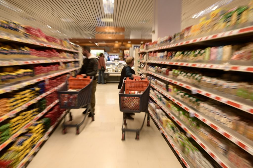 Τα 4 νέα μέτρα κατά της ακρίβειας: Ειδικά ταμπελάκια για προϊόντα με μειωμένες τιμές στα σούπερ μάρκετ - Τι ανακοίνωσε ο Σκρέκας - ΕΛΛΑΔΑ