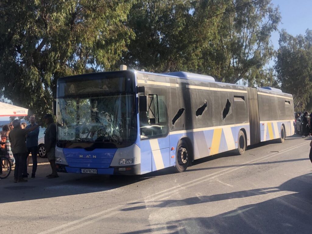 Τρόμος στην Αρτέμιδα: Άνδρας έσπασε τα τζάμια λεωφορείου και φώναζε «θα σας σκοτώσω όλους» - ΕΛΛΑΔΑ