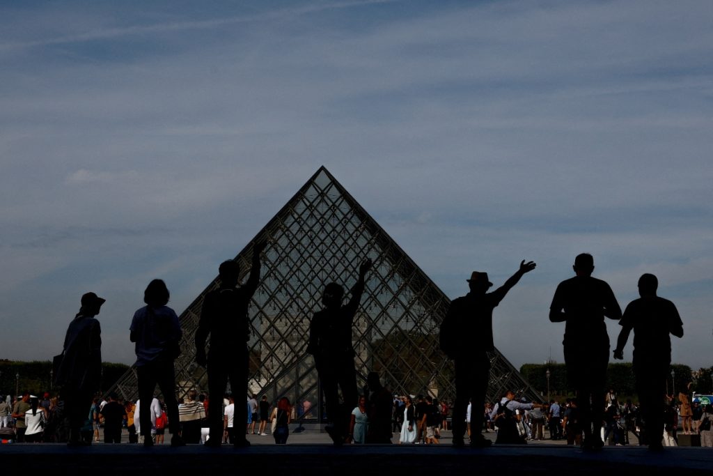 Πανικός στη Γαλλία: Έκλεισε το μουσείο του Λούβρου μετά από απειλή για βόμβα - ΔΙΕΘΝΗ