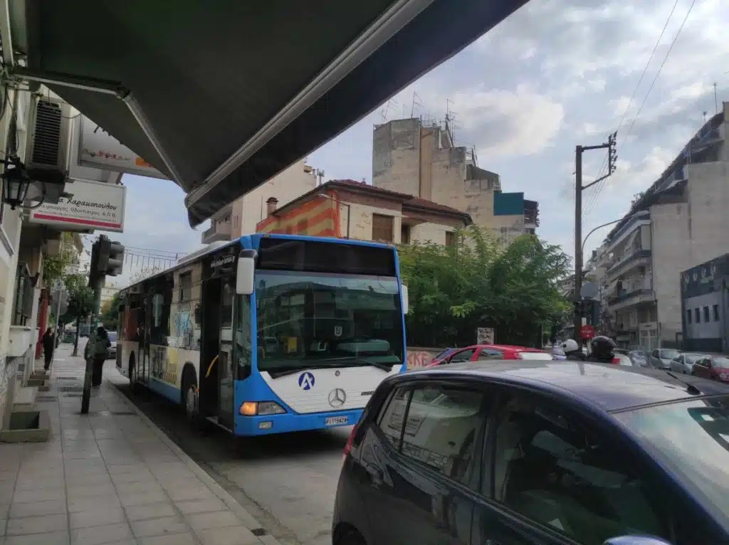 Αστικό λεωφορείο συγκρούστηκε με ΙΧ στη Λάρισα - Λαχτάρα για τους επιβάτες - ΕΛΛΑΔΑ