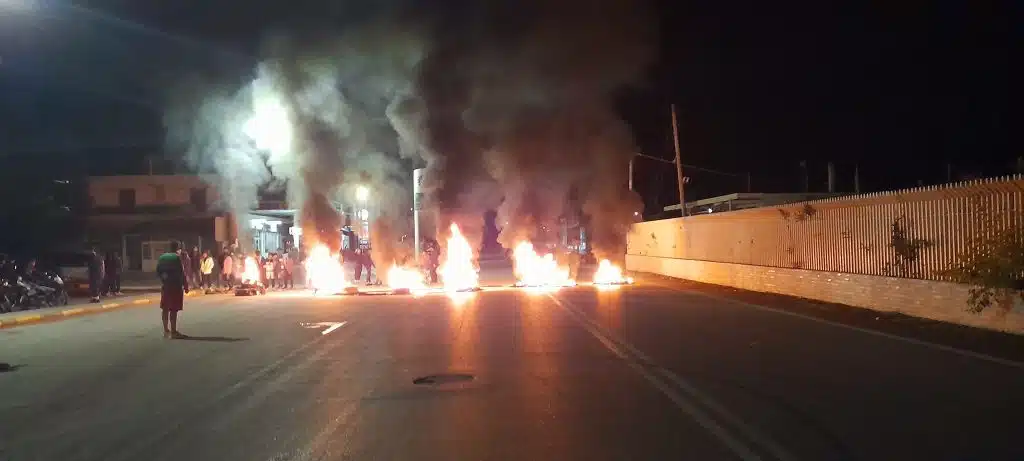 Νύχτα έντασης με τους Ρομά: Επεισόδια σε Μέγαρα, Θήβα και Θεσσαλονίκη - Τραυματίστηκε ο δήμαρχος Αλιάρτου - ΕΛΛΑΔΑ
