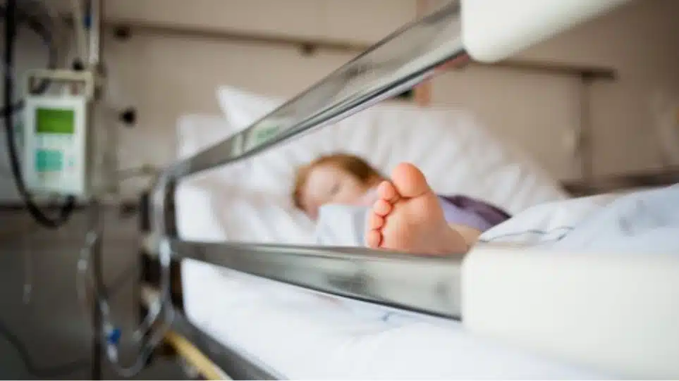 Κορονοϊός: «Κόκκινο» χτυπά η διασπορά του – Ασφυκτιούν τα παιδιατρικά νοσοκομεία - ΕΛΛΑΔΑ