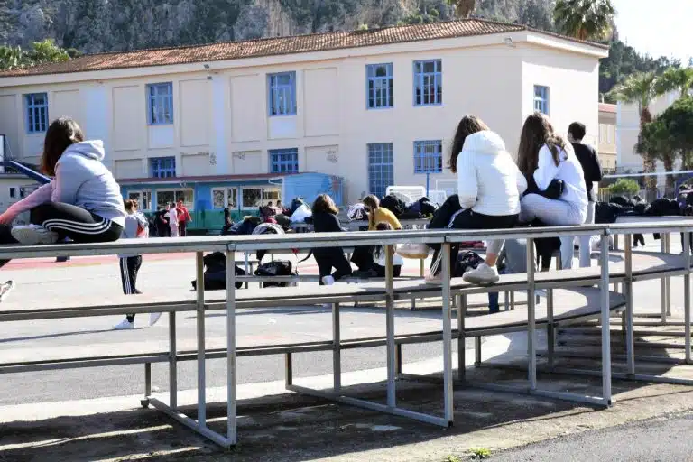 Σοκ στη Κρήτη: Ξεμάλλιασαν τη συμμαθήτριά τους και τραβούσαν βίντεο - ΕΛΛΑΔΑ