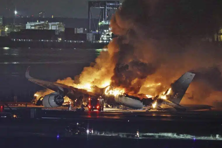 Τόκιο: Εικόνες και βίντεο μέσα από την καμπίνα του φλεγόμενου αεροπλάνου- Πώς προκλήθηκε η φωτιά - ΝΕΑ