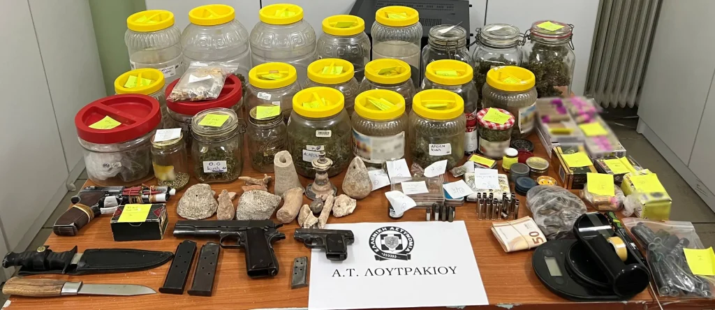 Πάνω από μισό κιλό κάνναβης - 2 πιστόλια κατασχέθηκαν μεταξύ άλλων, από το Αστυνομικό Τμήμα Λουτρακίου - ΕΓΚΛΗΜΑ