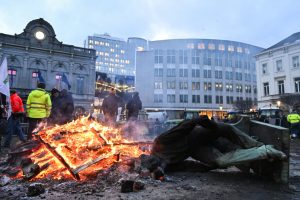 Βρυξέλλες : Φωτιές, πέτρες και συνθήματα από αγρότες εν όψει της Συνόδου Κορυφής - ΔΙΕΘΝΗ