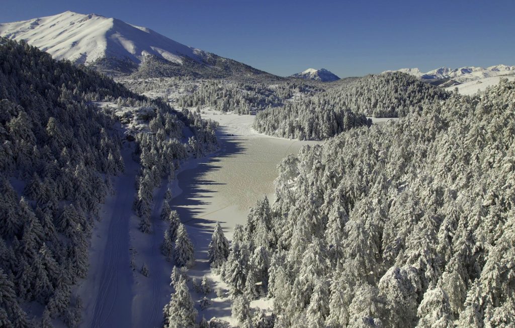 Drone «βουτάει» στην παγωμένη λίμνη Δασίου στην Κορινθία (video) - ΕΛΛΑΔΑ