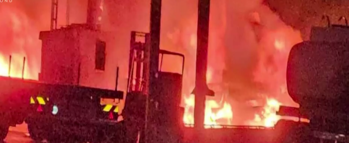 Εμπρησμός στη Μάνδρα: Υπό έλεγχο η φωτιά σε φορτηγά δίπλα σε βενζινάδικο - ΕΛΛΑΔΑ