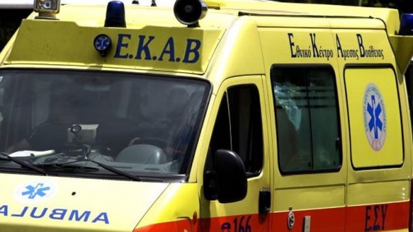 Τροχαίο στο Λουτράκι- Ασθενοφόρο συγκρούστηκε με αυτοκίνητο που σταμάτησε στο φανάρι - ΕΛΛΑΔΑ