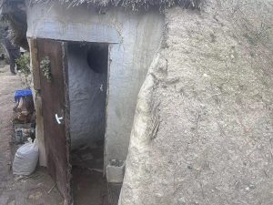 Κορινθία: Αυτό είναι το αυτοσχέδιο σπίτι - λαγούμι που ζούσε η οικογένεια «των σπηλαίων» - ΕΛΛΑΔΑ